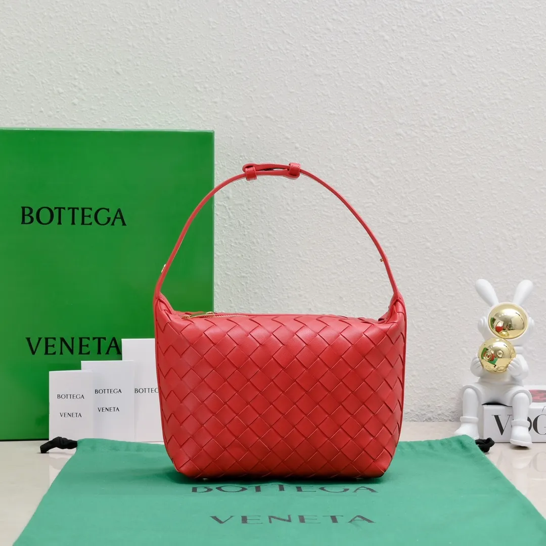 Batch 1360 #BvWallace Shoulder Lunch Bag 🔥 A lunch box bag that you can just grab and go. It is made of classic intrecciato weaving technology and reflects the craftsmanship of Bottega. The entire bag is made of top-grade happa lambskin. It is very soft and lightweight. The small bag shape is cute and exquisite. The interior capacity is also very large and can be carried under the arm. It is quite practical! The bottom of the bag is made of gold metal to prevent wear and tear. The details are really good! Choose this elegant commuting bag for Zaoba people~ Size: 22x13x9.5, model number; 7748#